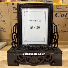 Khung ảnh thờ gia tiên 100% gỗ xà cừ chạm khắc ép kính viền hoa cao cấp cao 30cm ( 15 x 20 ), CHÂN BẰNG - Màu đen