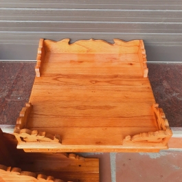 Bàn thờ treo tường gỗ xoan đào ngang 40cm trơn đỏ kèm cặp eke gỗ