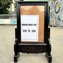 Khung ảnh thờ gia tiên gỗ tràm bông vàng có chân để ảnh 20cmx30cm. CÓ CHÂN (màu đen) 