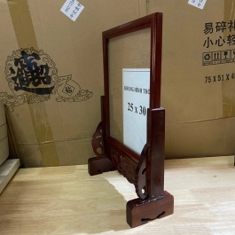 Khung ảnh thờ gia tiên 100% gỗ tràm bông vàng chạm khắc ép kính viền hoa cao cấp cao 39cm – ĐỎ ( 25 x 30 ), CÓ CHÂN