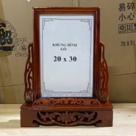 Khung ảnh thờ gia tiên 100% gỗ xà cừ chạm khắc ép kính viền hoa màu đỏ (20x30), CHÂN BẰNG