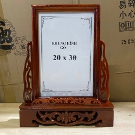 Khung ảnh thờ gia tiên 100% gỗ xà cừ chạm khắc ép kính viền hoa màu đỏ (20x30), CHÂN BẰNG