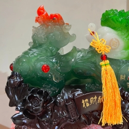 Tượng Tỳ Hưu kéo Bắp cải phong thủy cao 30cm ngang 37cm- Xanh