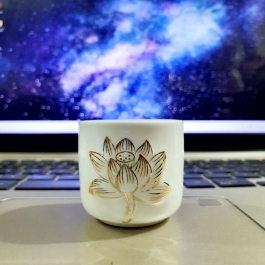 Ly sứ bạch ngọc vân hoa sen nổi đẹp sang trọng nổi bật cao 4cm đường kính 4cm