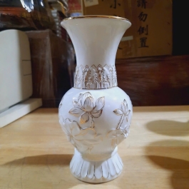 Bình bông sứ trắng bạch ngọc có hoa sen cao 25cm ngang13cm