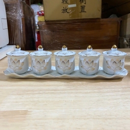 Bộ án nước 5 ly có nắp sứ trắng bạch ngọc 5 ly có nắp cao 8cm ngang 30cm 