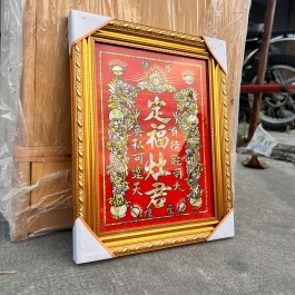 [23x28] Bài vị Ông Táo 3 hàng chữ cẩn trai khung nhựa vàng nền đỏ cao 28cm, ngang 23cm
