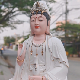 Tượng Quan Thế Âm Bồ Tát bằng sứ Đức Hóa cao cấp ngồi trên đài sen trắng 35cm