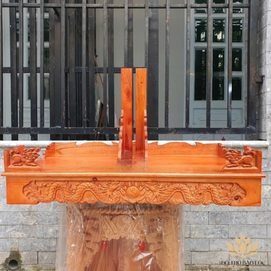Bàn thờ treo tường gỗ xoan ngang 80cm trơn đỏ trạm rồng ( kèm cặp Eke Gỗ )