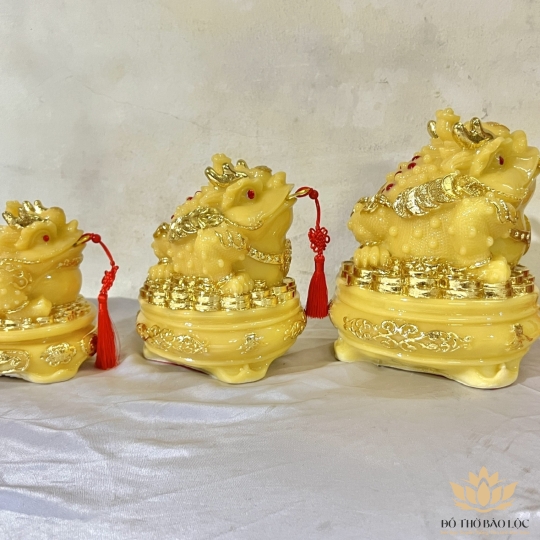 Cóc phong thủy, Thiềm Thừ để trên bàn thờ Thần Tài chiêu tài hút lộc – Vàng