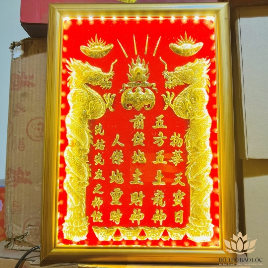 [38x48] Bài Vị Thần Tài Thổ Địa Dát Vàng Khung Gỗ Vàng Nền Đỏ Ngang 38cm x Cao 48cm - Có Đèn