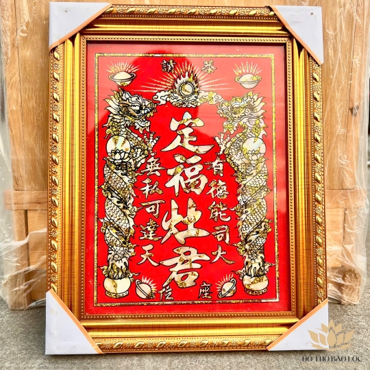 [23x28] Bài vị Ông Táo 3 hàng chữ cẩn trai khung nhựa vàng nền đỏ cao 28cm, ngang 23cm