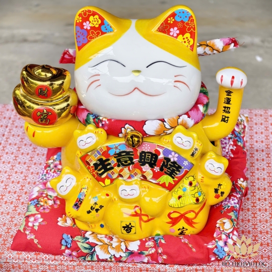 Mèo Thần Tài  Tay Cầm Thỏi Kim Nguyên Bảo Gốm Sứ Cao Cấp cao 20cm – Màu Vàng