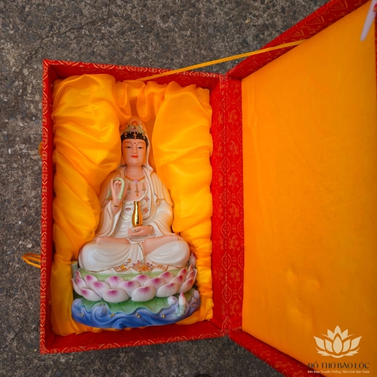 Tượng Quan Thế Âm Bồ Tát bằng sứ Đức Hóa 12inch
