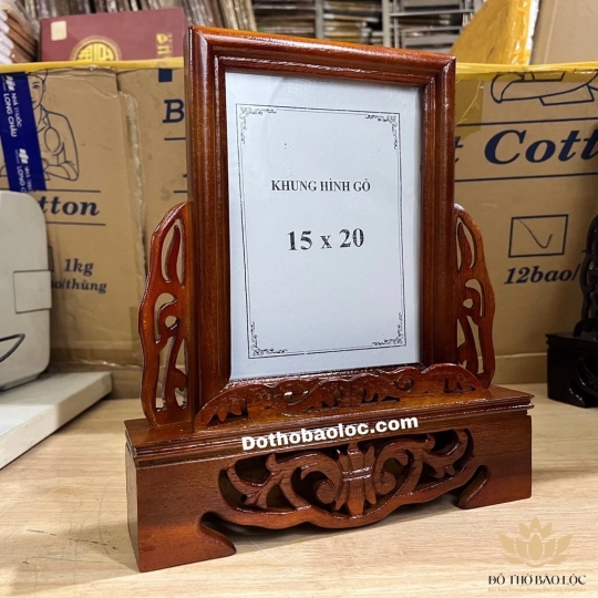 Khung ảnh thờ gia tiên 100% gỗ xà cừ chạm khắc ép kính viền hoa cao cấp cao 30cm ( 15 x 20 ), CHÂN BẰNG - Màu đỏ