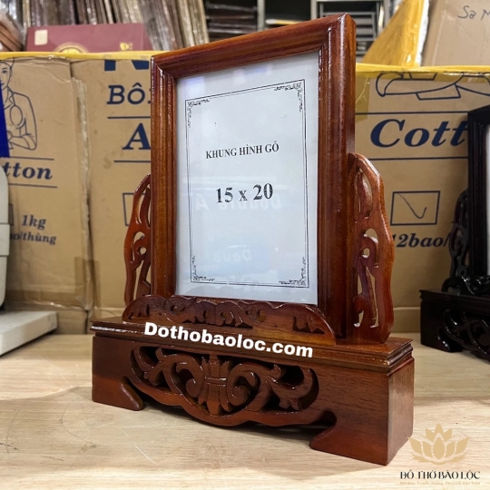 Khung ảnh thờ gia tiên 100% gỗ xà cừ chạm khắc ép kính viền hoa cao cấp cao 30cm ( 15 x 20 ), CHÂN BẰNG - Màu đỏ