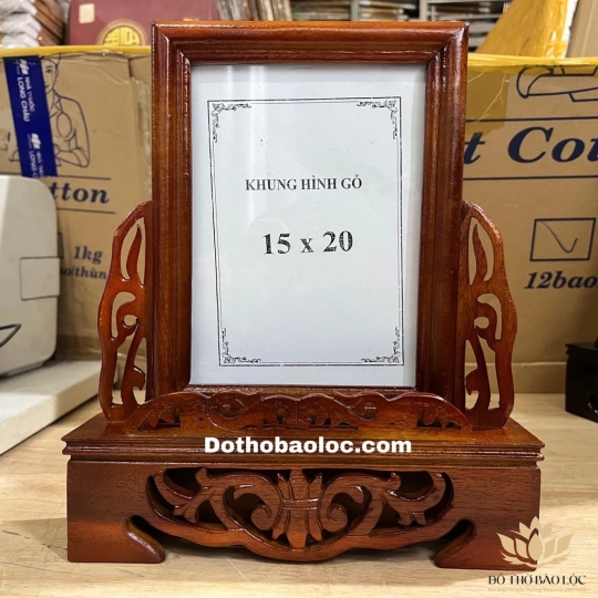 Khung ảnh thờ gia tiên 100% gỗ xà cừ chạm khắc ép kính viền hoa cao cấp cao 30cm ( 15 x 20 ), CHÂN BẰNG - Màu đỏ