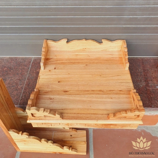 Bàn thờ treo tường gỗ xoan đào ngang 40cm trơn vàng nhạt - Kèm cặp eke gỗ