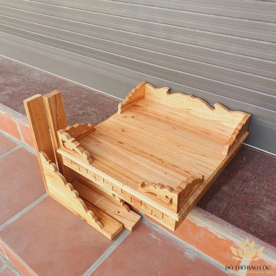 Bàn thờ treo tường gỗ xoan đào ngang 40cm trơn vàng nhạt - Kèm cặp eke gỗ