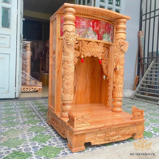 Bàn thờ thần tài ông địa gỗ xoan đào ngang 60cm x cao 97cm quỳ trụ hộp đèn cột 10cm - màu vàng nhạt