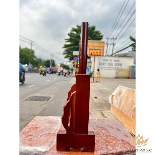 Khung ảnh thờ gia tiên gỗ tràm bông vàng để ảnh 15 x 21cm- màu đỏ, CÓ CHÂN 