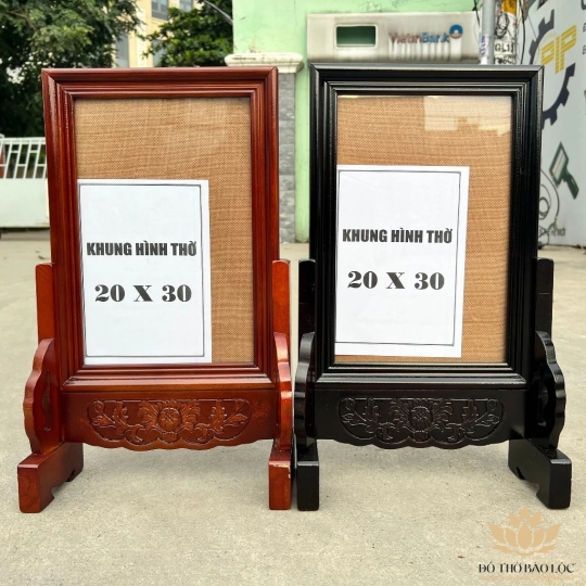 Khung ảnh thờ gia tiên gỗ tràm bông vàng có chân để ảnh 20cmx30cm. CÓ CHÂN (màu đen) 