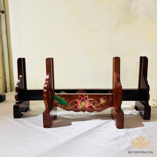 Giá để khung ảnh, khung tăng giảm hình thờ gỗ tràm bông vàng sơn PU chống mối mọt và cẩn hoa sen - cỡ ngang 50cm