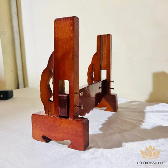 Giá để khung ảnh, khung tăng giảm hình thờ gỗ tràm bông vàng sơn PU chống mối mọt và cẩn hoa sen - cỡ ngang 30cm