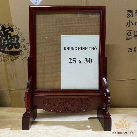 Khung ảnh thờ gia tiên 100% gỗ tràm bông vàng chạm khắc ép kính viền hoa cao cấp cao 39cm – ĐỎ ( 25 x 30 ), CÓ CHÂN