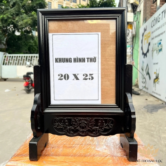 Khung ảnh thờ gia tiên gỗ tràm bông vàng để ảnh 20cmx25cm CÓ CHÂN màu nâu đỏ