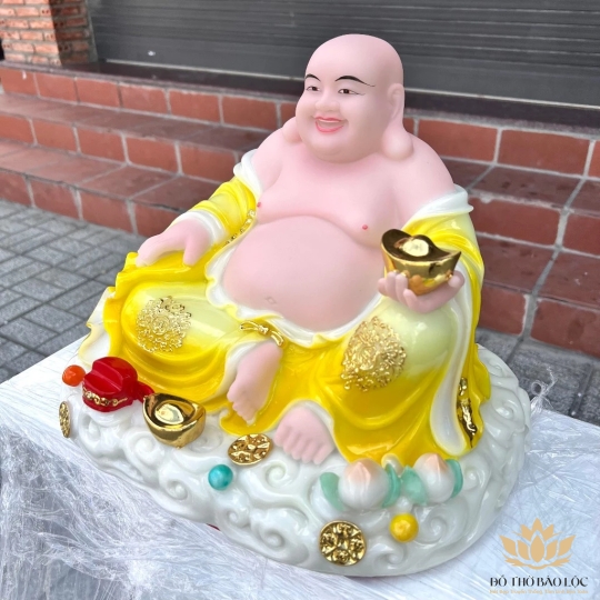 [14inch] Tượng phật Di Lặc cầm thỏi vàng bằng đá Việt Nam ngang 35cm – màu vàng 