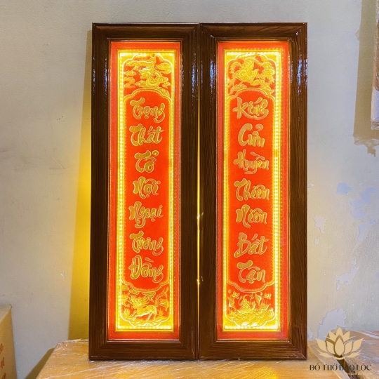 [556x81] Cửu huyền thất tổ bằng đồng, khung gỗ –  có đèn