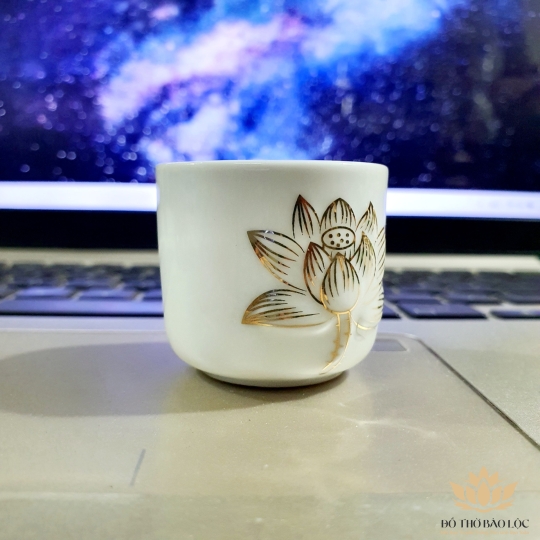 Ly sứ bạch ngọc vân hoa sen nổi đẹp sang trọng nổi bật cao 4cm đường kính 4cm