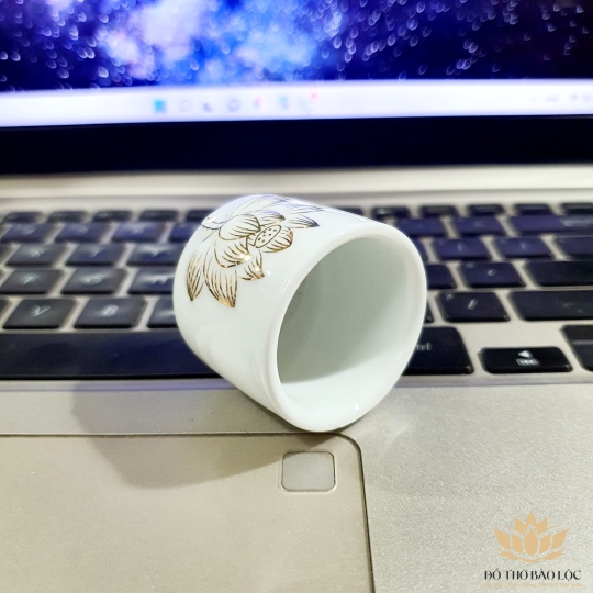 Ly sứ bạch ngọc vân hoa sen nổi đẹp sang trọng nổi bật cao 4cm đường kính 4cm