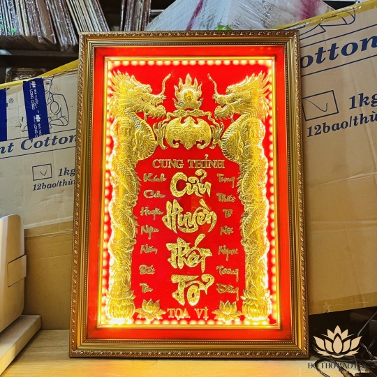 [42x60] Cửu huyền thất tổ mạ vàng 24 K cao cấp- Khung nhựa nhập khẩu, Cao 60cm x ngang 42cm - Có đèn