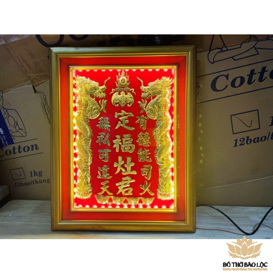 [30x38] Bài Vị ông Táo Rồng 3 Hàng Chữ Dát Vàng 24 K Khung Gỗ Sơn Vàng - Có đèn 