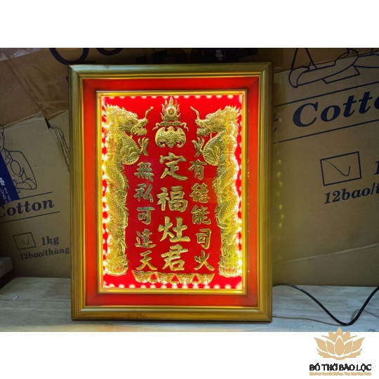 [38x48]Bài Vị ông Táo Rồng 3 Hàng Chữ Dát Vàng 24 K Khung Gỗ Sơn Vàng (3 Hàng Chữ) - Có đèn 