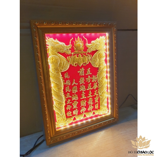 [23x30] Bài vị Thần Tài Thổ Địa Dát Vàng Khung Nhựa Vàng, Nền Đỏ Cao 30cm Ngang 23cm - Có Đèn