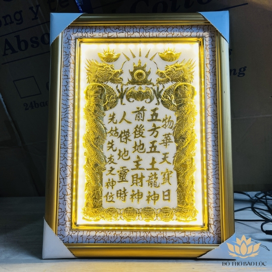 [38x48] Bài vị Thần Tài Thổ Địa Dát Vàng Khung Gỗ Vàng Nền Trắng Cao 38cm x Ngang 48cm - Có Đèn