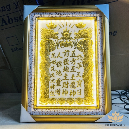 [38x48] Bài vị Thần Tài Thổ Địa Dát Vàng Khung Gỗ Vàng Nền Trắng Cao 38cm x Ngang 48cm - Có Đèn