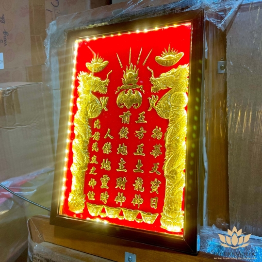 [23x30] Bài Vị Thần Tài Thổ Địa Dát Vàng Khung Gỗ Đen Nền Đỏ Kích Thước Ngang 23cm x Cao 30cm - Có Đèn