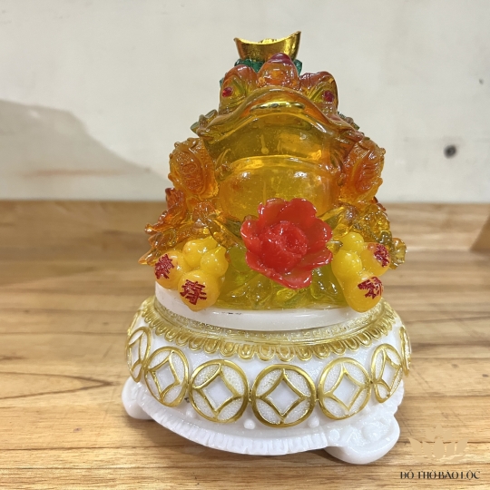 Cóc phong thủy đế đá xoay cõng củ cải cao 20cm – vàng lưu ly