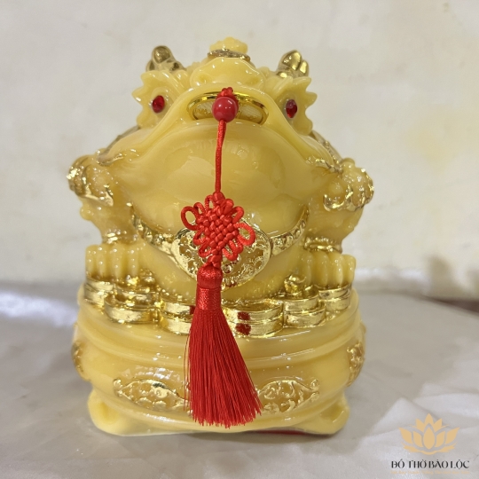 Cóc phong thủy, Thiềm Thừ để trên bàn thờ Thần Tài chiêu tài hút lộc – Vàng