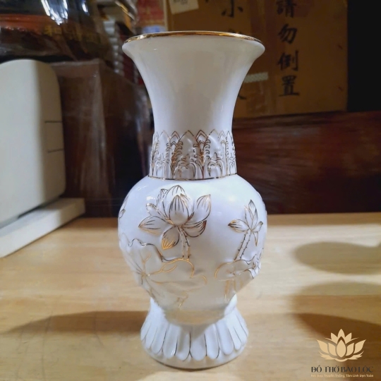 Bình bông sứ trắng bạch ngọc có hoa sen cao 25cm ngang13cm