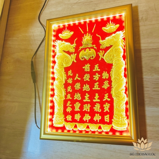 [23x30] Bài Vị Thần Tài Thổ Địa Dát Vàng Khung Gỗ Vàng Nền Đỏ Cao 30cm x Ngang 23cm - Có đèn