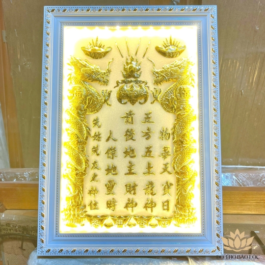 [25x35] Bài vị Thần Tài Thổ Địa dát vàng Nền trắng Khung nhựa trắng ngang 25cm x cao 35cm - Có Đèn
