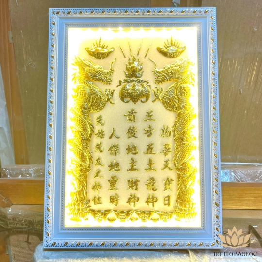 [25x35] Bài vị Thần Tài Thổ Địa dát vàng Nền trắng Khung nhựa trắng ngang 25cm x cao 35cm - Có Đèn