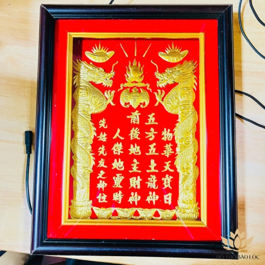 [48x68] Bài Vị Thần Tài Thổ Địa Dát Vàng 24K Khung Gỗ Đen Nền Đỏ Cao 68cm x Ngang 48cm - Không đèn