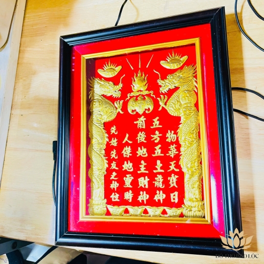 [42x60] Bài Vị Thần Tài Thổ Địa Dát Vàng 24K Khung Gỗ Đen Nền Đỏ Cao 60cm x Ngang 42cm - Không đèn