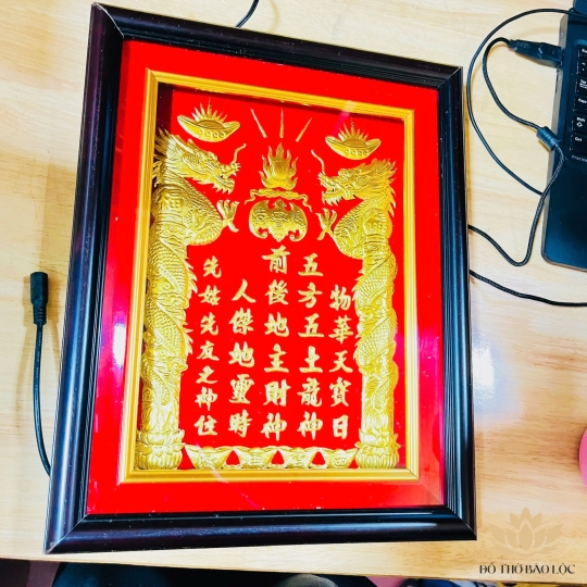 [42x60] Bài Vị Thần Tài Thổ Địa Dát Vàng 24K Khung Gỗ Đen Nền Đỏ Cao 60cm x Ngang 42cm - Không đèn